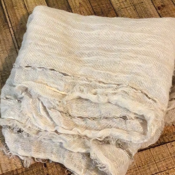 ♥️5/25$ ivory beaded scarf - Picture 2 of 6